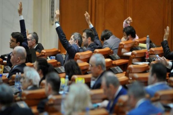 Pensiile speciale, ELIMINATE de Parlament. Ce bugetari nu vor mai lua pensie