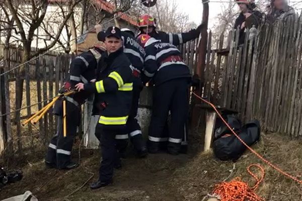 Foto-Video | Intervenție spectaculoasă pentru salvarea femeii căzute în fântână, la Vârfuri