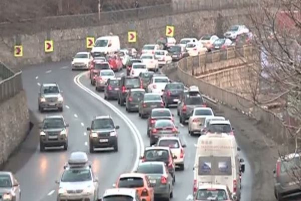 Trafic infernal, din nou, pe Valea Prahovei (DN 1). Polițiștii recomandă variante alternative, prin județul Dâmbovița
