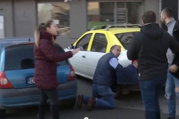 Bătaie în trafic, la Târgoviște, surprinsă în direct de o televiziune națională. Șoferul bătut nu a făcut plângere, spun polițiștii