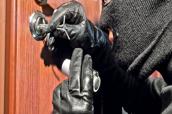 Patru dâmbovițeni reținuți de polițiști, după ce au dat mai multe spargeri, la început de an