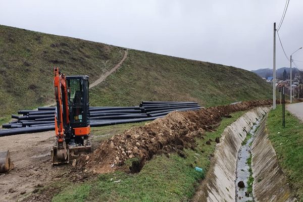 Drum comunal (Pucioasa) închis circulației rutiere, din cauza unei conducte de apă avariate
