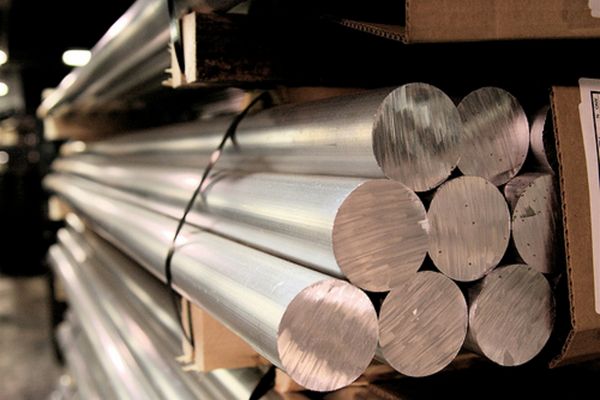 Peste 500 de kg de aluminiu confiscat de polițiștii dâmbovițeni, după ce au oprit în trafic o mașină încărcată cu acest metal