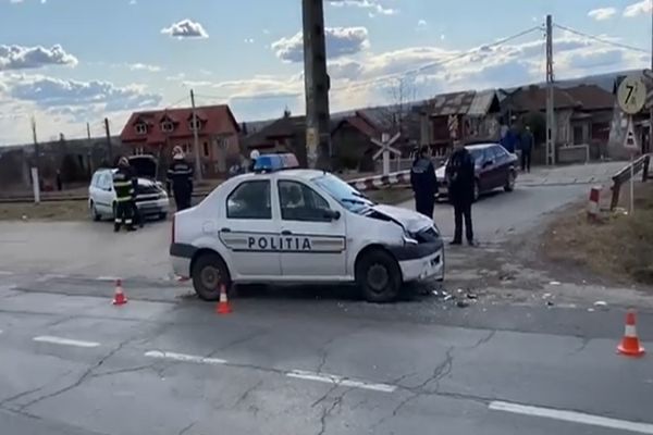 O persoană a fost rănită după ce a intrat cu autoturismul într-o autospecială de Poliție, pe DN 71, la Doicești