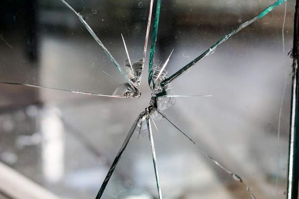 Un morenar ''i-a convins'', pe oamenii legii, să-i schimbe măsura controlului judiciar cu arestul preventiv. 30 de zile de arest pentru...niște geamuri.