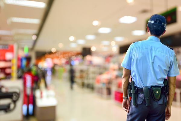 Un bărbat a fost prins furând alimente dintr-un supermarket târgoviștean. Avea arme albe asupra lui