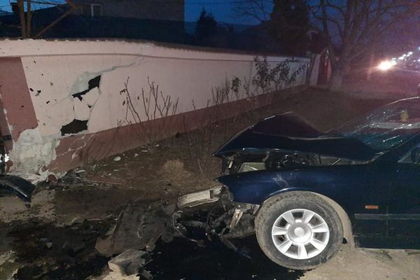 A scăpat în mod miraculos, doar cu răni minore, după ce a intrat cu mașina într-un gard de beton