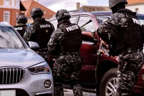 Percheziții de amploare la o rețea infracțională, din București și Ilfov, ce realiza înmatriculări false de autoturisme