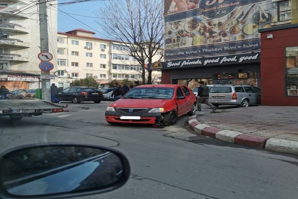 Au văzut roșu-n fața ochilor! Accident cu trei mașini (doua de culoare roșie) în centrul Târgoviștei