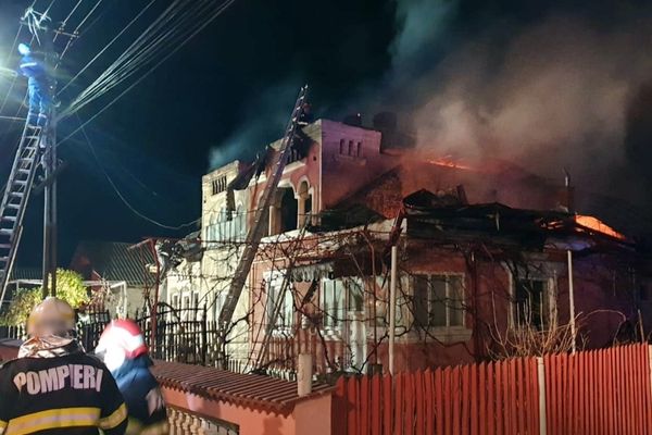 FOTO| Casă mistuită de flăcări la Dragomirești