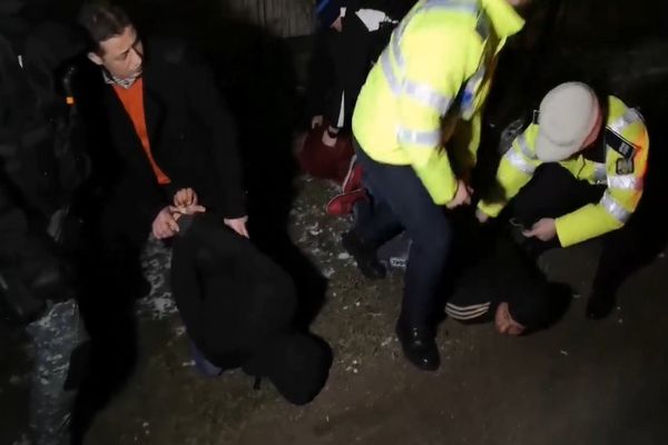 Update-Foto| Acțiune spectaculoasă a polițiștilor dâmbovițeni.Tânăr fără permis, drogat, băut și cu numere false, la mașină, oprit în trafic