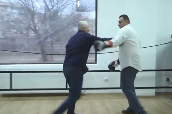 Foto| Un senator dâmbovițean a intrat în ringul de box, cu  celebrii frații Simion. A fost doar...de poză