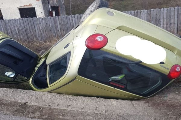Accident spectaculos pe un drum județean din Dâmbovița. Mașină răsturnată în șanțul de la marginea drumului