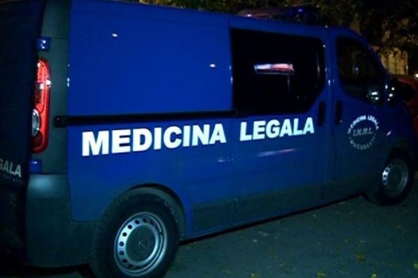 Moarte suspectă. Un bărbat a fost găsit decedat, într-o mașină, la Petrești, în Dâmbovița