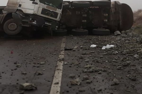 Camion încărcat cu piatră răsturnat pe DN 7,la Slobozia Moară. Drumul este parțial blocat.
