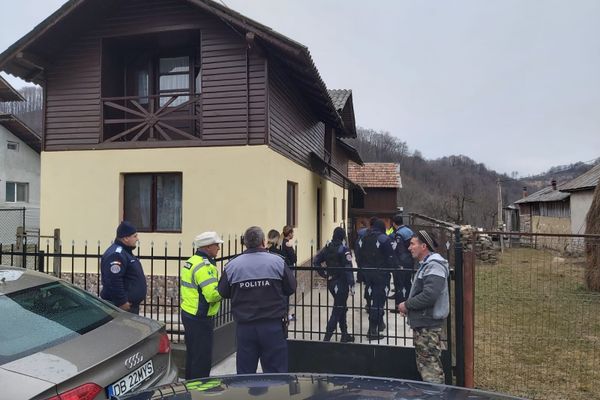 Foto| Percheziții de amploare ale polițistilor dâmbovițeni la o rețea de presupuși hoți, din nordul județului Dâmbovița, ce operau în vestul Europei