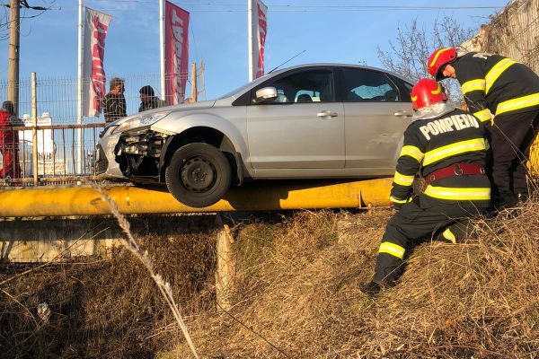 Foto| Coliziune între trei autoturisme, lângă Târgoviște. Mașină proiectată în afara șoselei, la Valea Voievozilor