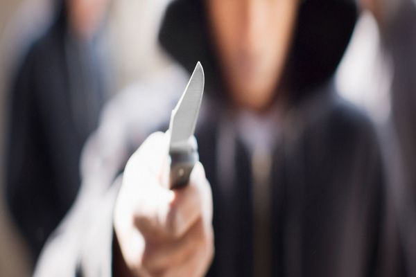 Tâlhărie ca-n filme în centrul Târgoviștei. Doi minori au amenințat o vânzătoare și au fugit cu aproximativ 1000 de lei