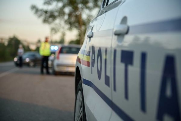 Dâmbovițean reținut de polițiști după ce a refuzat sa oprească la semnalul agenților de la rutieră, la Aninoasa. Nu avea permis de conducere