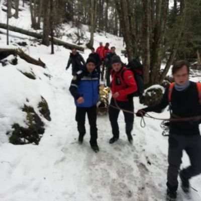 Turiști ajutați de jandarmii montani, după ce au rămas blocați, cu mașinile, în Bucegi