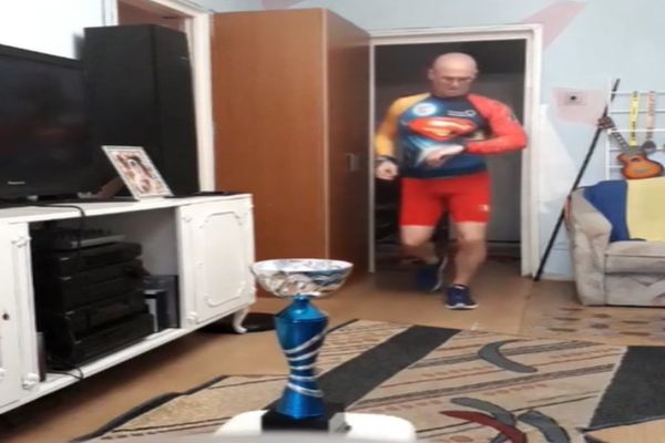 Incredibil! Aleargă 101 km, în casă, pentru Spitalul Județean din Târgoviște