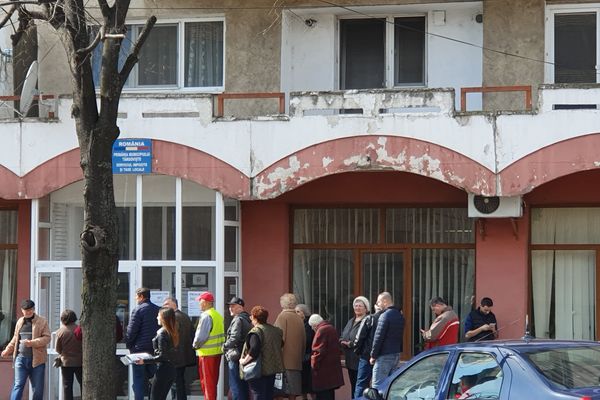 Video| În plină alertă națională privind coronavirusul, la Târgoviște se stă la coadă la...taxe si impozite