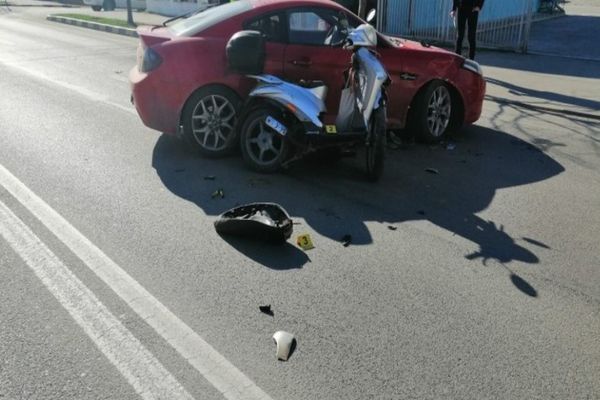Coliziune între un autoturism și un moped, la Moreni. Mopedistul a fost transportat la spital