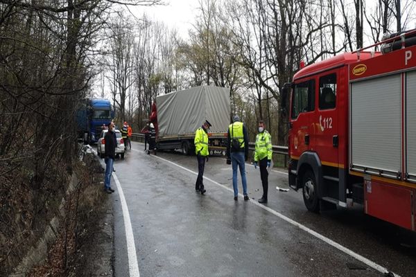 Ciocnire violentă între două tiruri, la Dragodana, pe DN 72. Drumul este blocat pe ambele sensuri