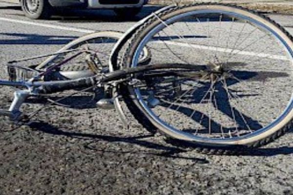 Update| Accident mai puțin obișnuit. O femeie aflată pe bicicletă, spulberată, de pe șosea, de o căruță, la Vulcana Pandele