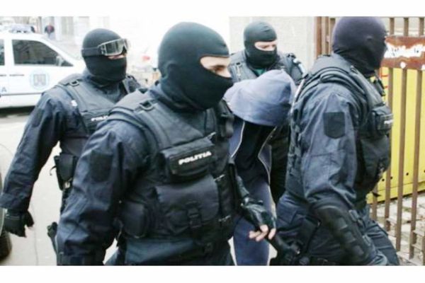 I-au prins! Trei dâmbovițeni, din Gura Ocniței, ce furau tot ce puteau, au fost reținuți de polițiști.