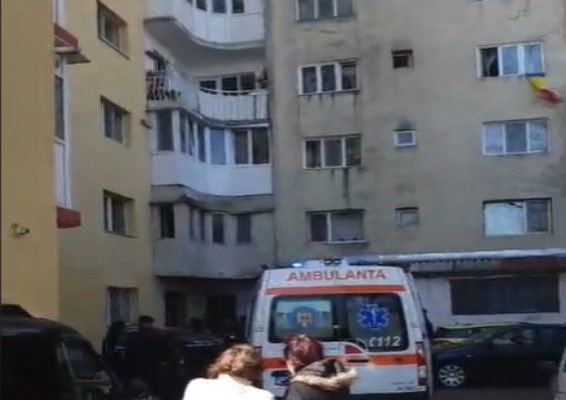 Update| Tragedie la Târgoviște. O femeie a decedat, după ce a căzut de la etajul trei al unui bloc din oraș