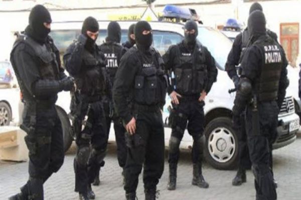 Descinderi cu mascați, la un târgoviștean ce deținea, fără drept ,spre comercializare, substanțe toxice