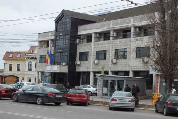 Anunț bulversant de la Serviciul de Permise și Înmatriculări Dâmbovița. "Persoane ce ar trebui să fie în izolare la domiciliu se prezintă la ghișeele instituției"