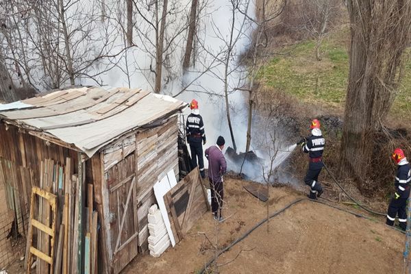 Pompierii au probleme cu incendiile de vegetație și în orașe. Interveție promptă la Târgoviște