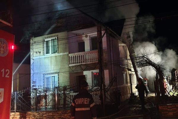 Un conductor electric defect a distrus parțial două case, la Comișani. Incendiul a avut loc în noaptea de 18-19 martie