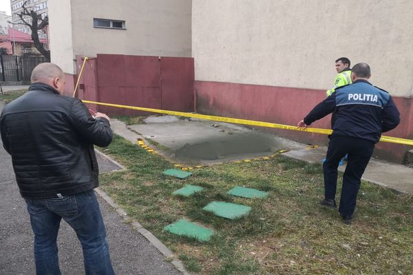 Video| Update| Sinucidere sau crimă? Femeie decedată, după ce a s-a aruncat de pe acoperișul unui bloc, din Târgoviște