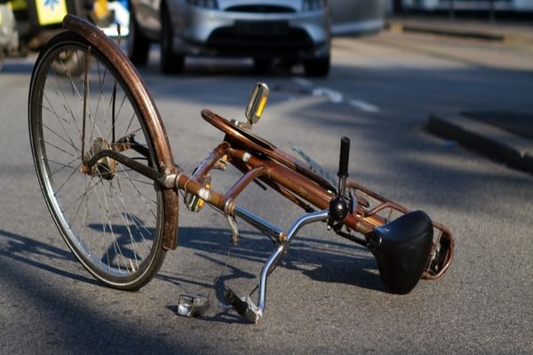 Dramă pe DN 72, la Comișani. Bărbat de 72 de ani căzut în drum, de pe bicicletă. A murit pe loc