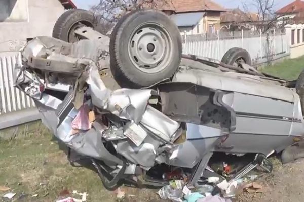 Impact devastator pe DN 72  A. Două persoane au fost transportate de urgență la spital