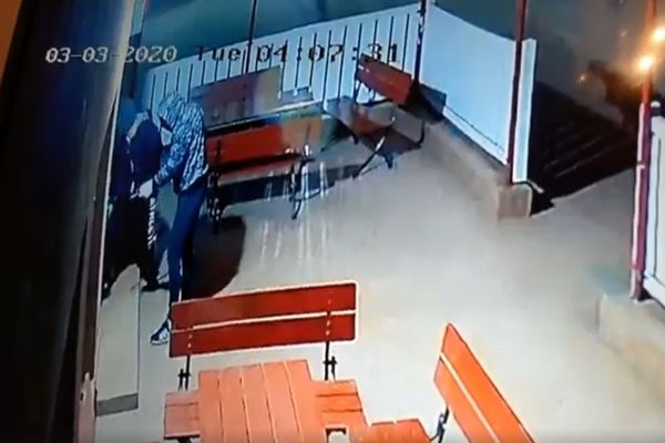 Video| Tentativă de jaf la Poiana, în Dâmbovița. Hoții au fost surprinși de camerele de supraveghere