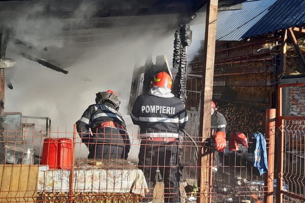 Incendiu puternic la Bărbulețu. Un bărbat transportat la spital cu arsuri la nivelul feței