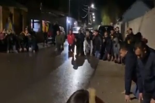 (video) Zeci de localnici din Fântânele, județul Dâmbovița, amendați, după ce au participat la o rugăciune în grup, în mijlocul străzii