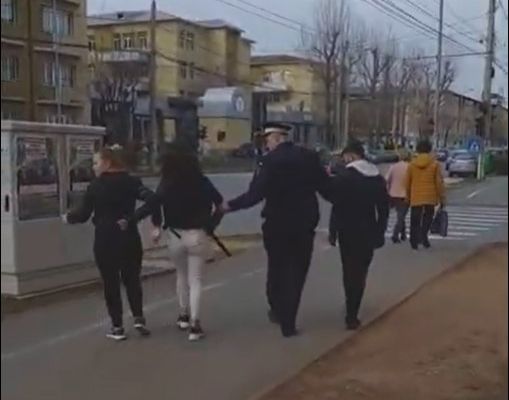 Un tânăr și o tânără s-au implicat într-o bătaie, pe stradă, la Târgoviște. Incidentul a fost aplanat de un jandarm