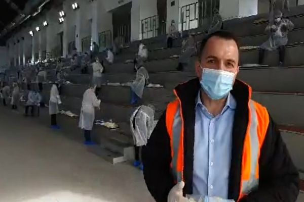 La Târgoviște s-a luat decizia distribuirii către populație a unui pachet de câte două perechi de mănuși si două măsti de protecție, pentru fiecare persoană