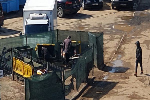 Imagini incredibile! Riscuri imense.În plină pandemie de coronavirus, la Târgoviște, bătrânii caută mâncare prin tomberoane