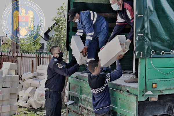 Un tânăr de 16 ani din Crevedia este ajutat de jandarmi să ridice o casă, pentru el și părinții săi