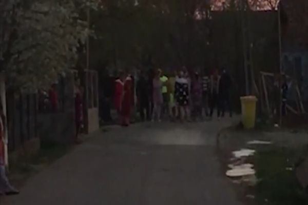 Amenzi record la Racoviță (comuna Bucșani), după ce mai multe persoane au ieșit în grup, pe stradă