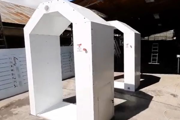 Tuneluri de dezinfecție donate de Crucea Roșie spitalelor din Dâmbovița, ce sunt implicate în lupta cu COVID 19