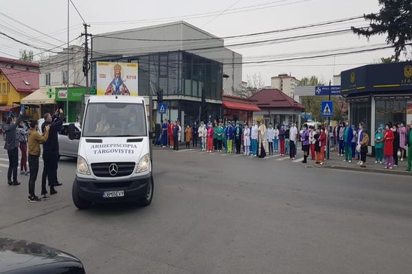 Foto| Incredibil.Procesiune religioasă, cu moaștele sf.Nifon, adună laolaltă zeci de cadre medicale la Târgoviște, ce ignoră regulile de distanțare socială