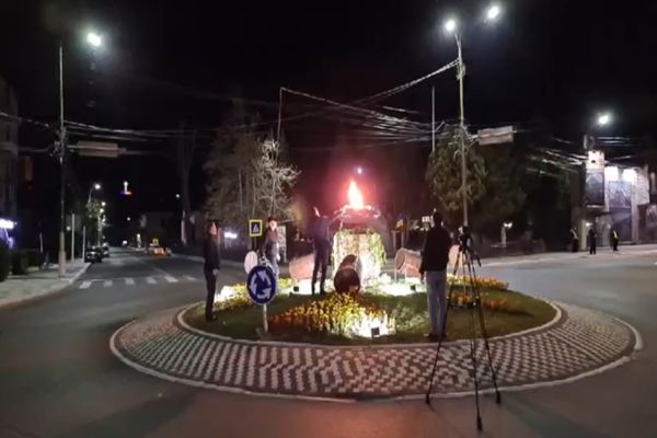 Flacără cu lumina de la Înviere aprinsă în centrul orașului, la Pucioasa