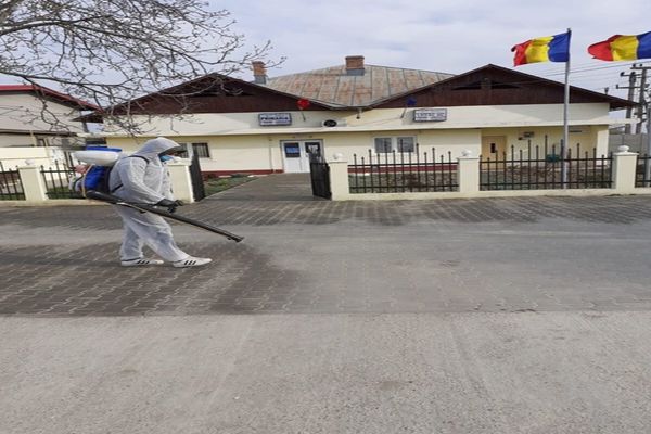 (video) Un om de afaceri din Lungulețu, județul Dâmbovița, dezinfectează toată comuna cu materiale achiziționate din fonduri proprii